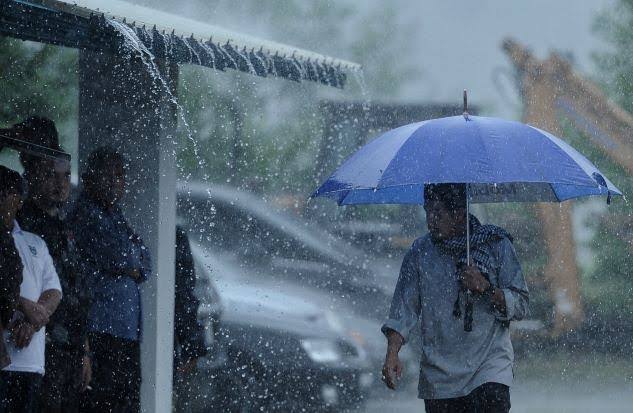 Ilustrasi hujan lebat disertai petir dan angin kencang di Riau (foto/int)